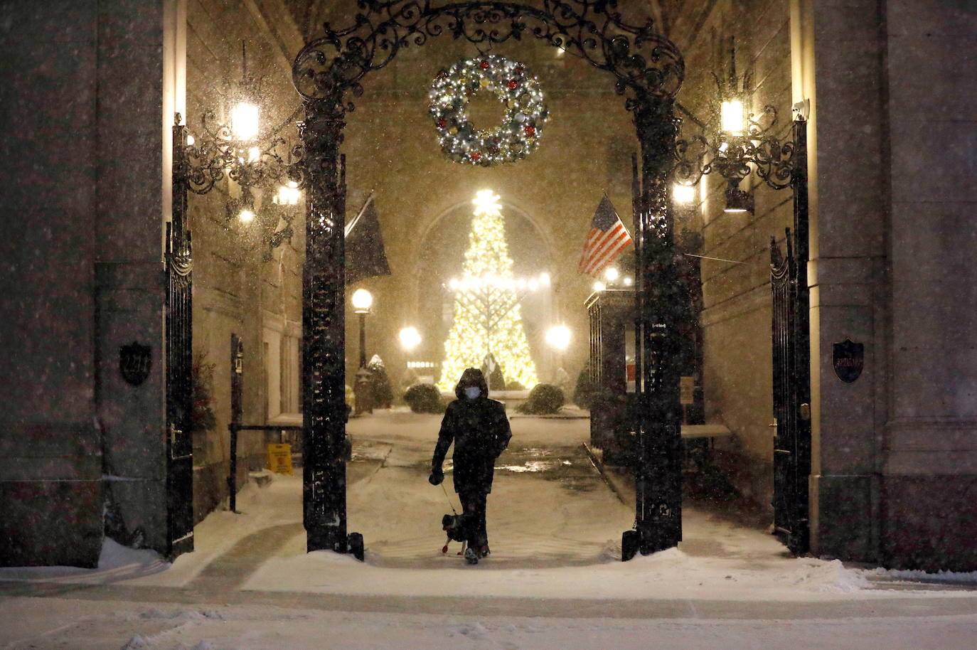 Nueva York amaneció este jueves con la mayor acumulación de nieve registrada en varios años como consecuencia de un temporal que golpea con fuerza gran parte de la costa este de Estados Unidos. En la Gran Manzana cayeron alrededor de 25 centímetros de nieve, más que en todo el invierno pasado. 