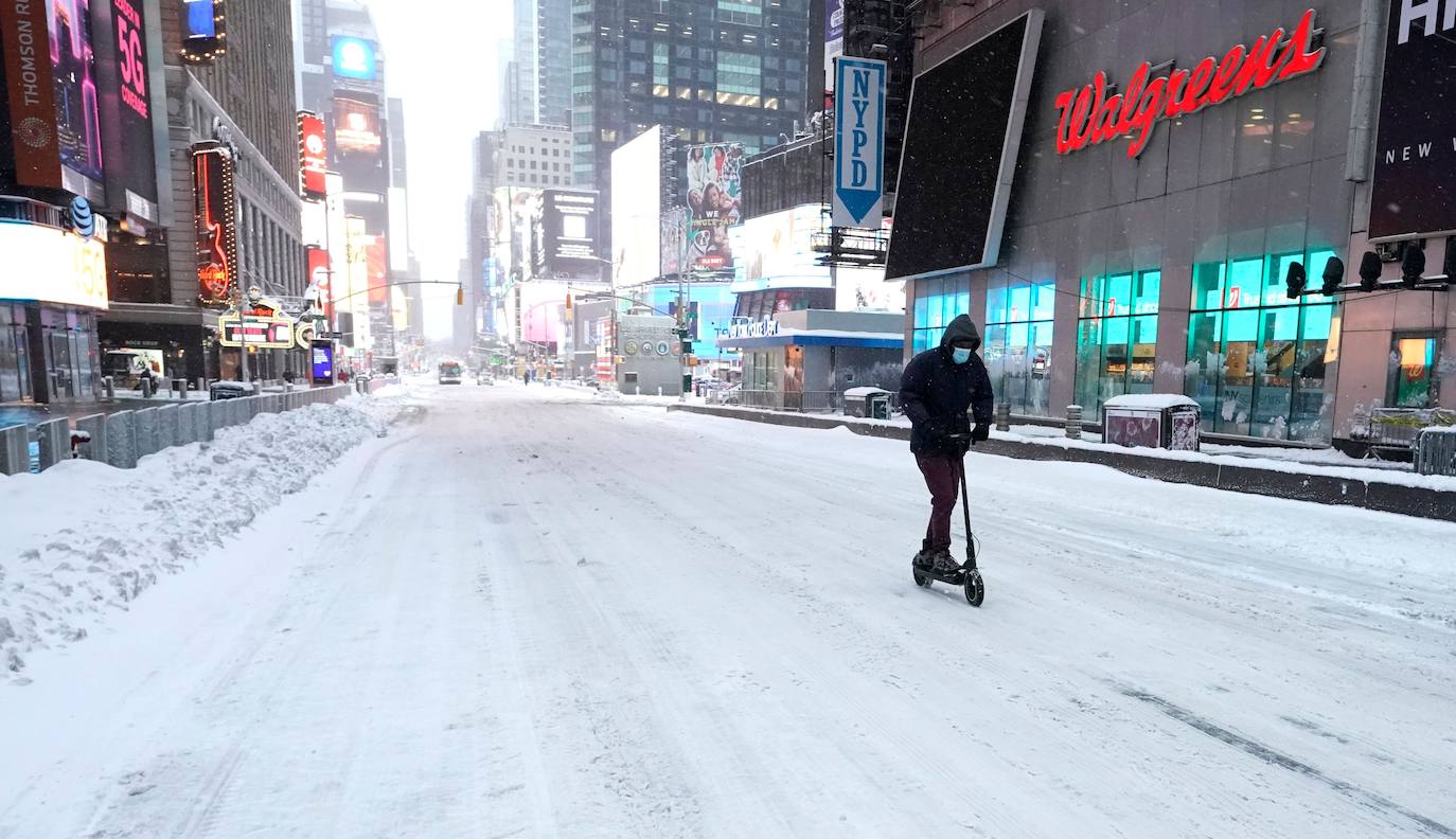 Nueva York amaneció este jueves con la mayor acumulación de nieve registrada en varios años como consecuencia de un temporal que golpea con fuerza gran parte de la costa este de Estados Unidos. En la Gran Manzana cayeron alrededor de 25 centímetros de nieve, más que en todo el invierno pasado. 