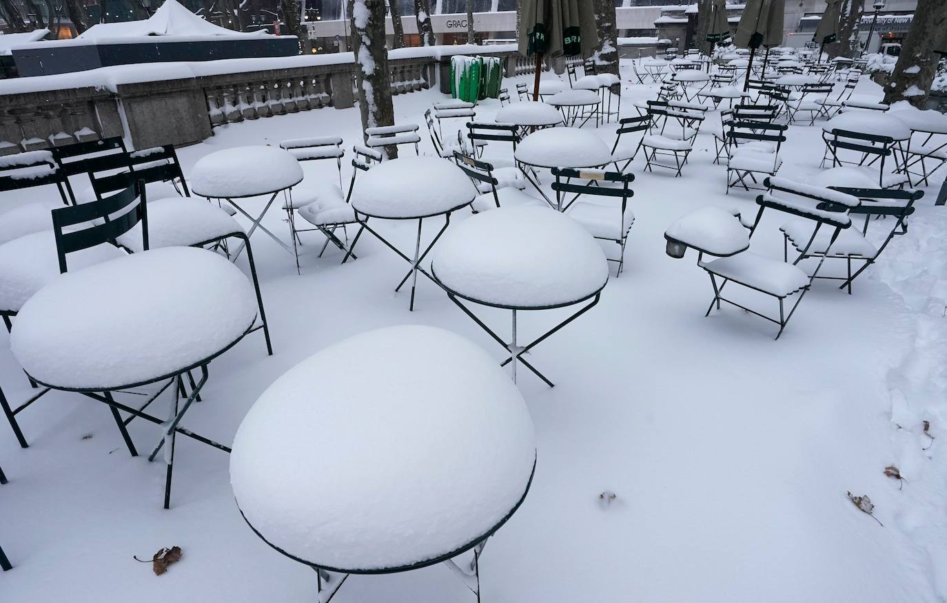 Nueva York amaneció este jueves con la mayor acumulación de nieve registrada en varios años como consecuencia de un temporal que golpea con fuerza gran parte de la costa este de Estados Unidos. En la Gran Manzana cayeron alrededor de 25 centímetros de nieve, más que en todo el invierno pasado. 