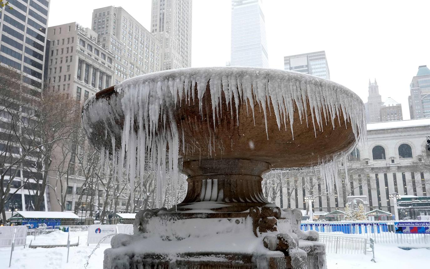 Nueva York amaneció este jueves con la mayor acumulación de nieve registrada en varios años como consecuencia de un temporal que golpea con fuerza gran parte de la costa este de Estados Unidos. En la Gran Manzana cayeron alrededor de 25 centímetros de nieve, más que en todo el invierno pasado. 