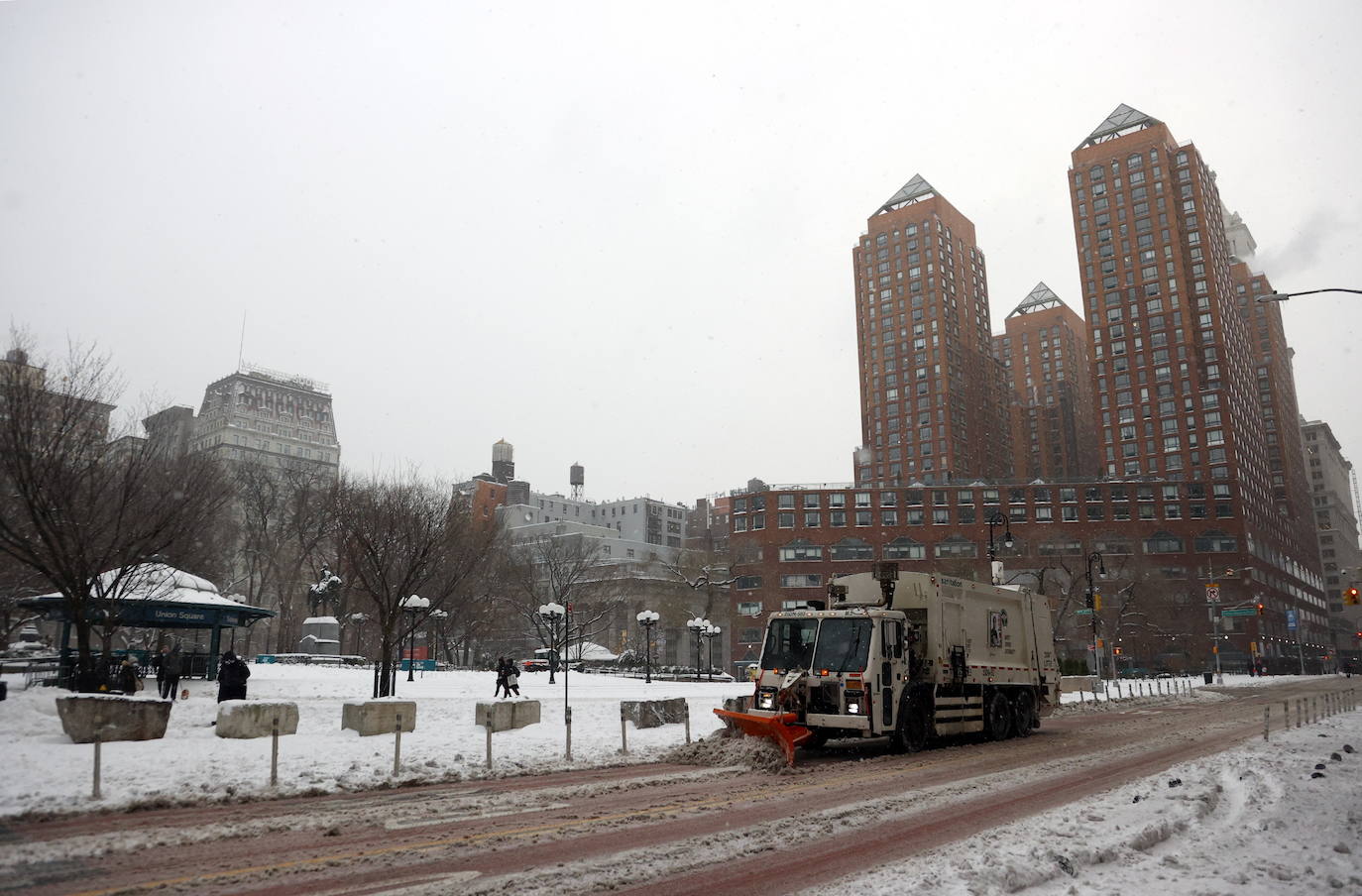 Nueva York amaneció este jueves con la mayor acumulación de nieve registrada en varios años como consecuencia de un temporal que golpea con fuerza gran parte de la costa este de Estados Unidos. En la Gran Manzana cayeron alrededor de 25 centímetros de nieve, más que en todo el invierno pasado. 