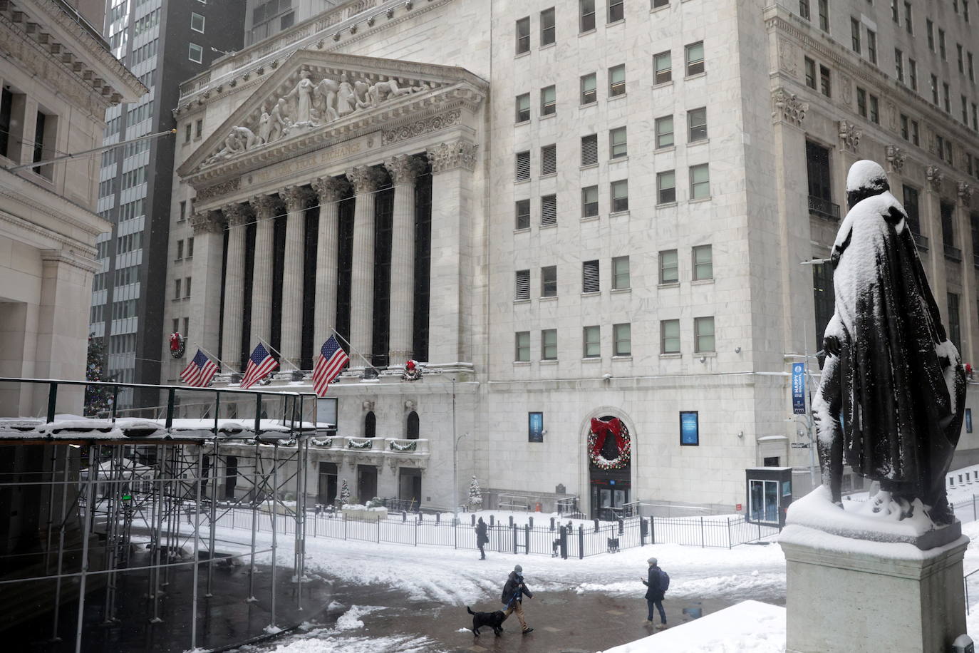 Nueva York amaneció este jueves con la mayor acumulación de nieve registrada en varios años como consecuencia de un temporal que golpea con fuerza gran parte de la costa este de Estados Unidos. En la Gran Manzana cayeron alrededor de 25 centímetros de nieve, más que en todo el invierno pasado. 