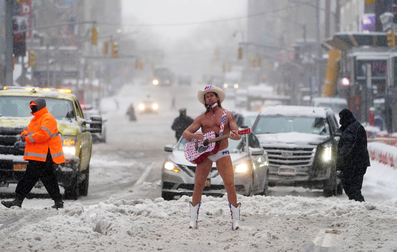 Nueva York amaneció este jueves con la mayor acumulación de nieve registrada en varios años como consecuencia de un temporal que golpea con fuerza gran parte de la costa este de Estados Unidos. En la Gran Manzana cayeron alrededor de 25 centímetros de nieve, más que en todo el invierno pasado. 