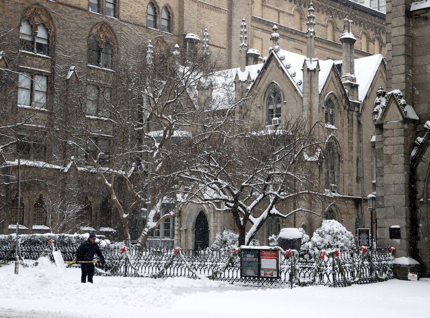 Nueva York amaneció este jueves con la mayor acumulación de nieve registrada en varios años como consecuencia de un temporal que golpea con fuerza gran parte de la costa este de Estados Unidos. En la Gran Manzana cayeron alrededor de 25 centímetros de nieve, más que en todo el invierno pasado. 