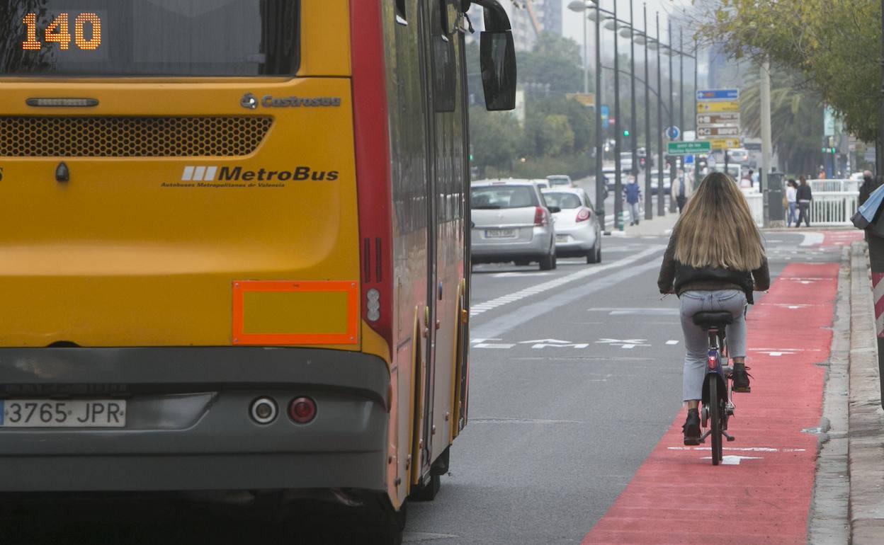 Un autobús pasa junto a una ciclista en Fernando el Católico esta semana. 