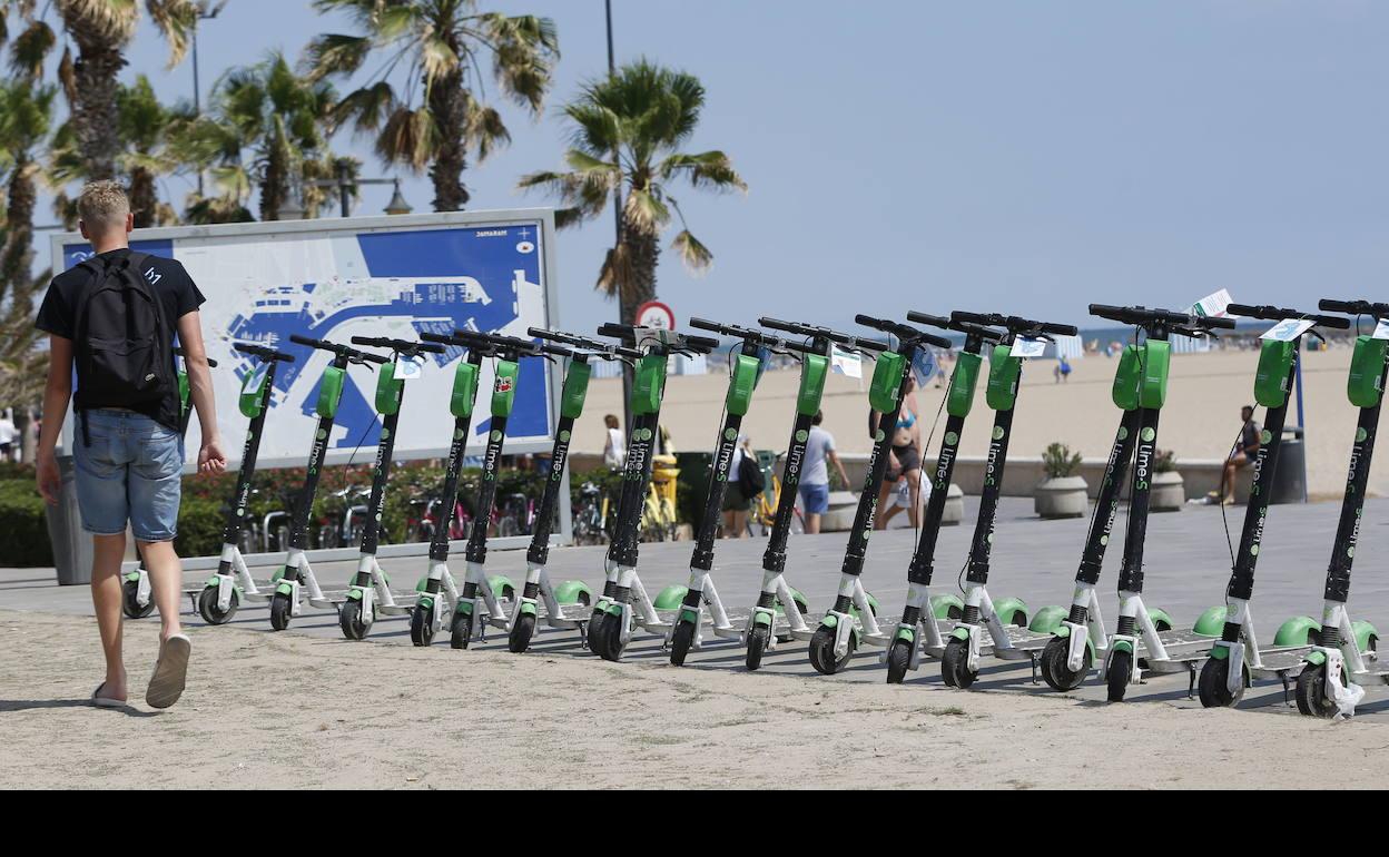 Parada de patinetes de alquiler en el paseo marítimo de Valencia. 