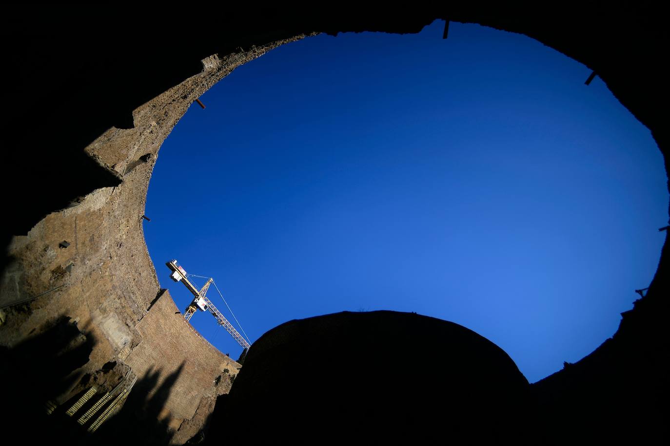 Se abatió la cúpula y se excavó para sacar a la luz los verdaderos restos de hace dos mil años. Pero la guerra detuvo sus planes arqueológicos y dejó gran parte de sus restos a cielo abierto.