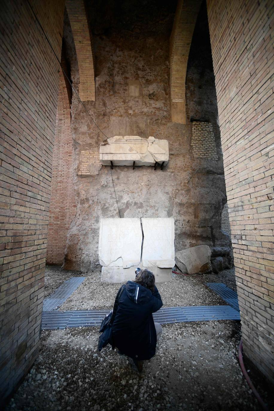 El mausoleo, hoy en ruinas, era ciertamente colosal: alcanzaba una altura de 45 metros y con sus 87 metros de diámetro sigue siendo el sepulcro circular más grande del planeta. Dentro, en su centro, custodia otro edificio cilíndrico en el que se depositaron las cenizas de Augusto y de su "gens", de su familia. De hecho aún hoy puede verse la lápida de su sobrino Marcelo.