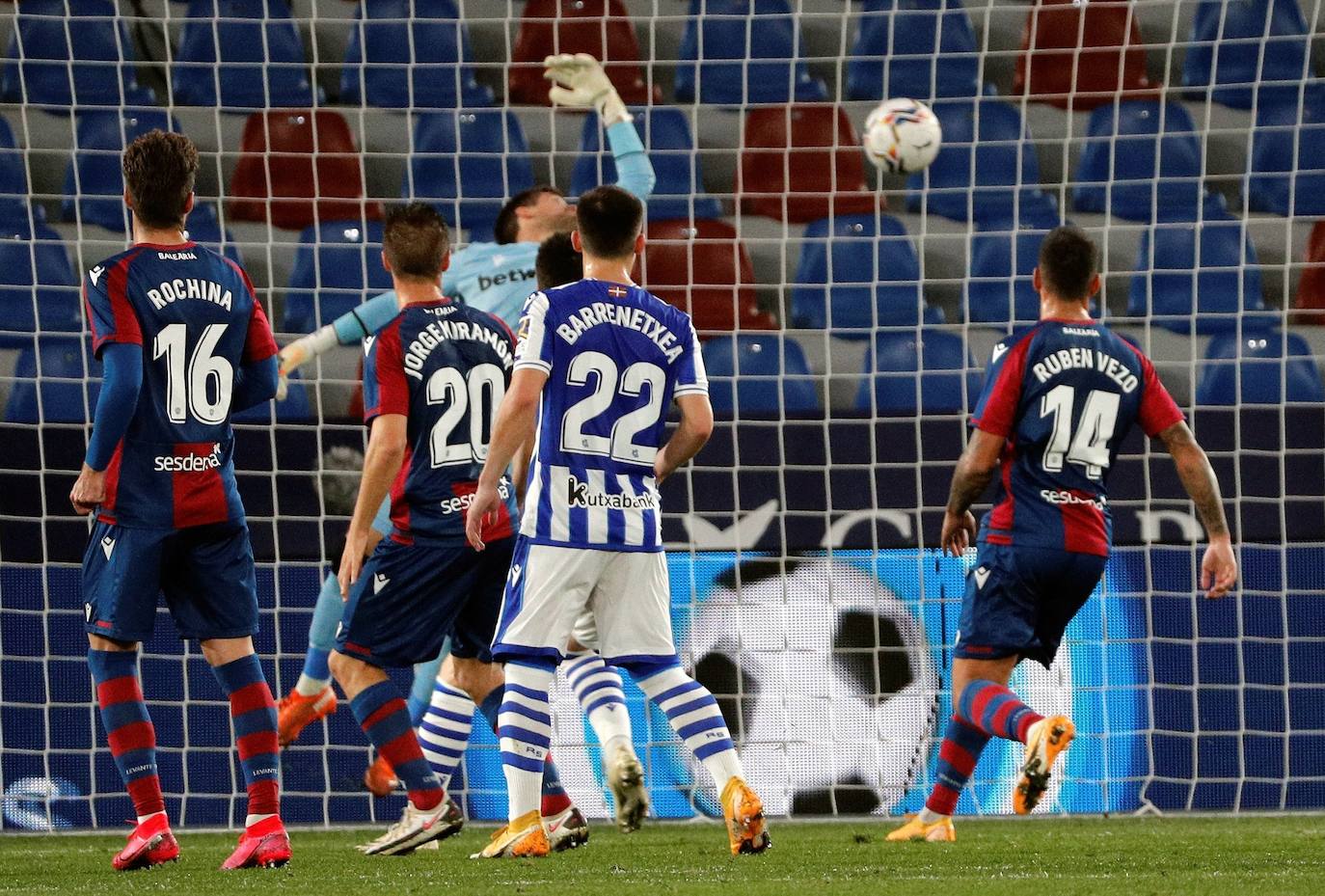 El delantero de la Real Sociedad Ander Barrenetxea (i) observa el gol de su compañero Alexander Isak , durante el partido de Liga en Primera División que disputan este sábado en el estadio Ciutat de Valencia. 