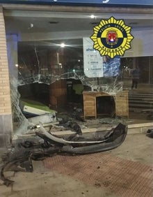 Imagen secundaria 2 - Imágenes de los accidentes de tráfico durante la noche del viernes en Alicante. 