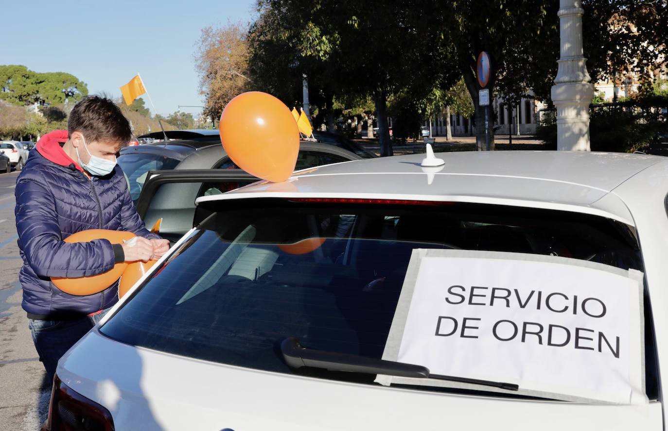 La manifestación en coche contra la Lomloe recorre algunas de las principales vías de Valencia. La protesta, impulsada a nivel nacional por la plataforma 'Concertados', reúne a los detractores de la Ley Celaá en un recorrido iniciado en el paseo de la Alameda y que atraviesa las Grandes Vías, el paseo de la Pechina, las calles Blanquerías, Conde de Trenor, Pintor López y Paseo Ciudadela y el puente de las Flores