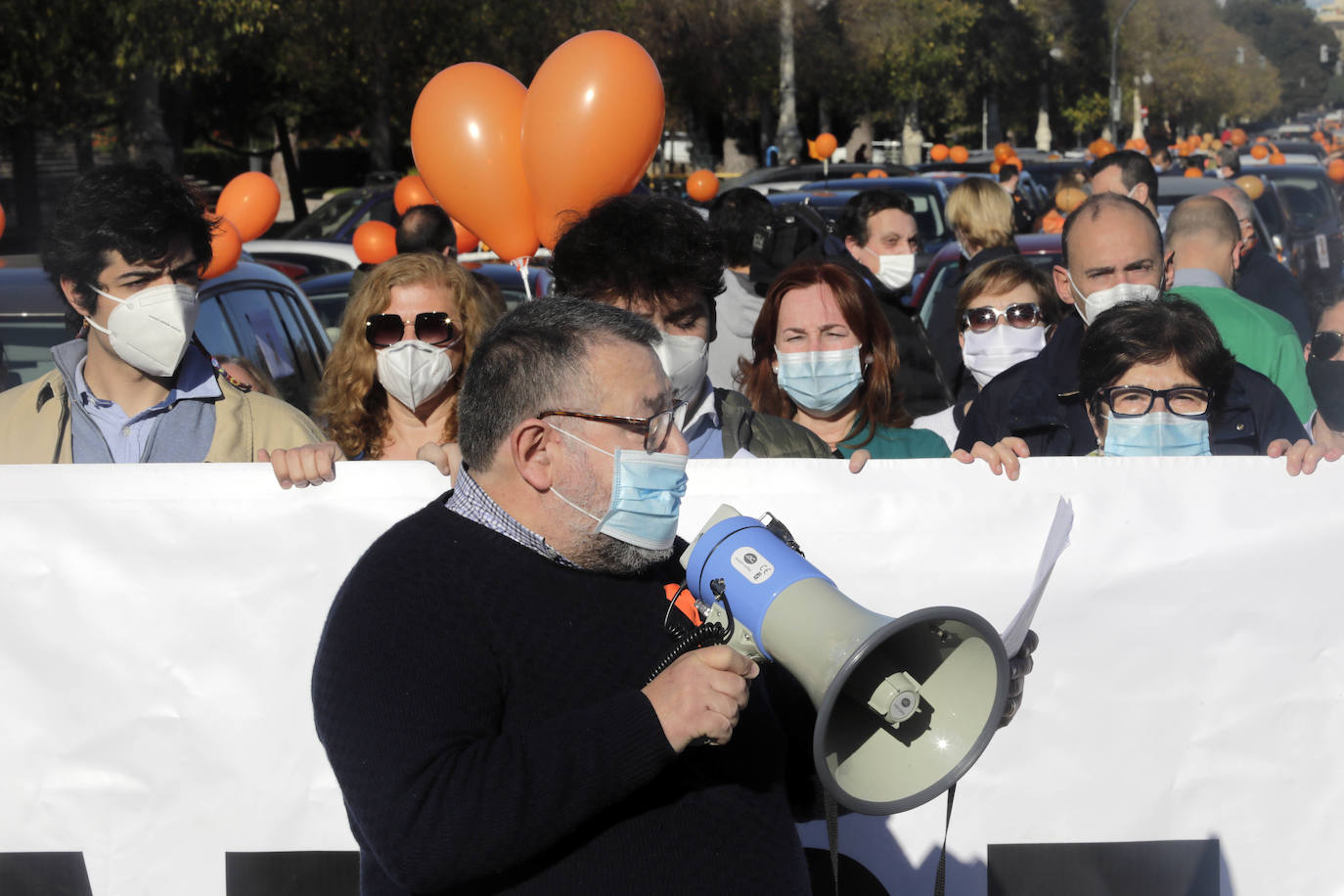 La manifestación en coche contra la Lomloe recorre algunas de las principales vías de Valencia. La protesta, impulsada a nivel nacional por la plataforma 'Concertados', reúne a los detractores de la Ley Celaá en un recorrido iniciado en el paseo de la Alameda y que atraviesa las Grandes Vías, el paseo de la Pechina, las calles Blanquerías, Conde de Trenor, Pintor López y Paseo Ciudadela y el puente de las Flores