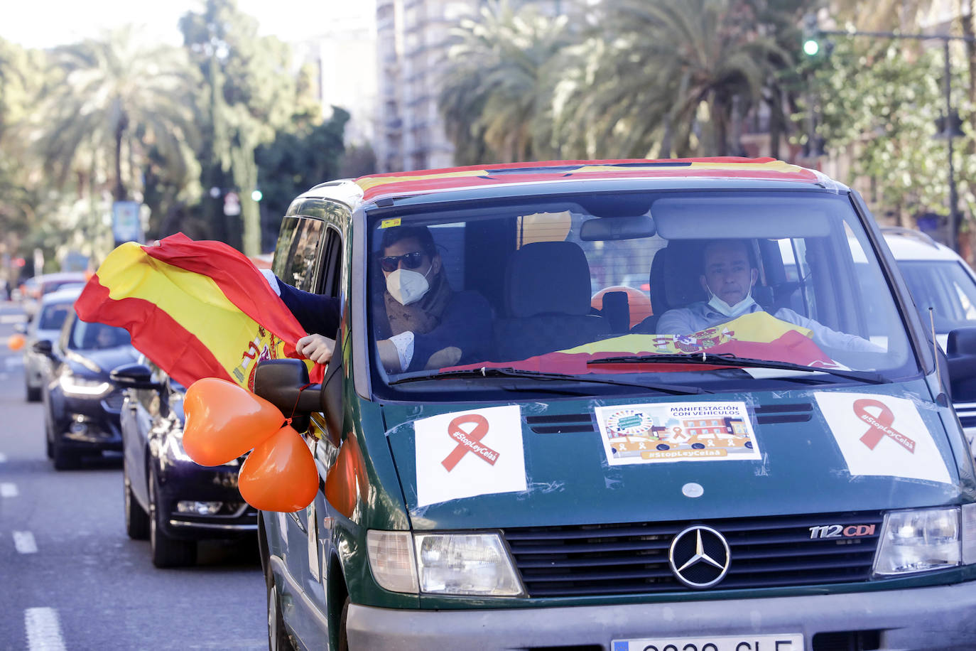 La manifestación en coche contra la Lomloe recorre algunas de las principales vías de Valencia. La protesta, impulsada a nivel nacional por la plataforma 'Concertados', reúne a los detractores de la Ley Celaá en un recorrido iniciado en el paseo de la Alameda y que atraviesa las Grandes Vías, el paseo de la Pechina, las calles Blanquerías, Conde de Trenor, Pintor López y Paseo Ciudadela y el puente de las Flores