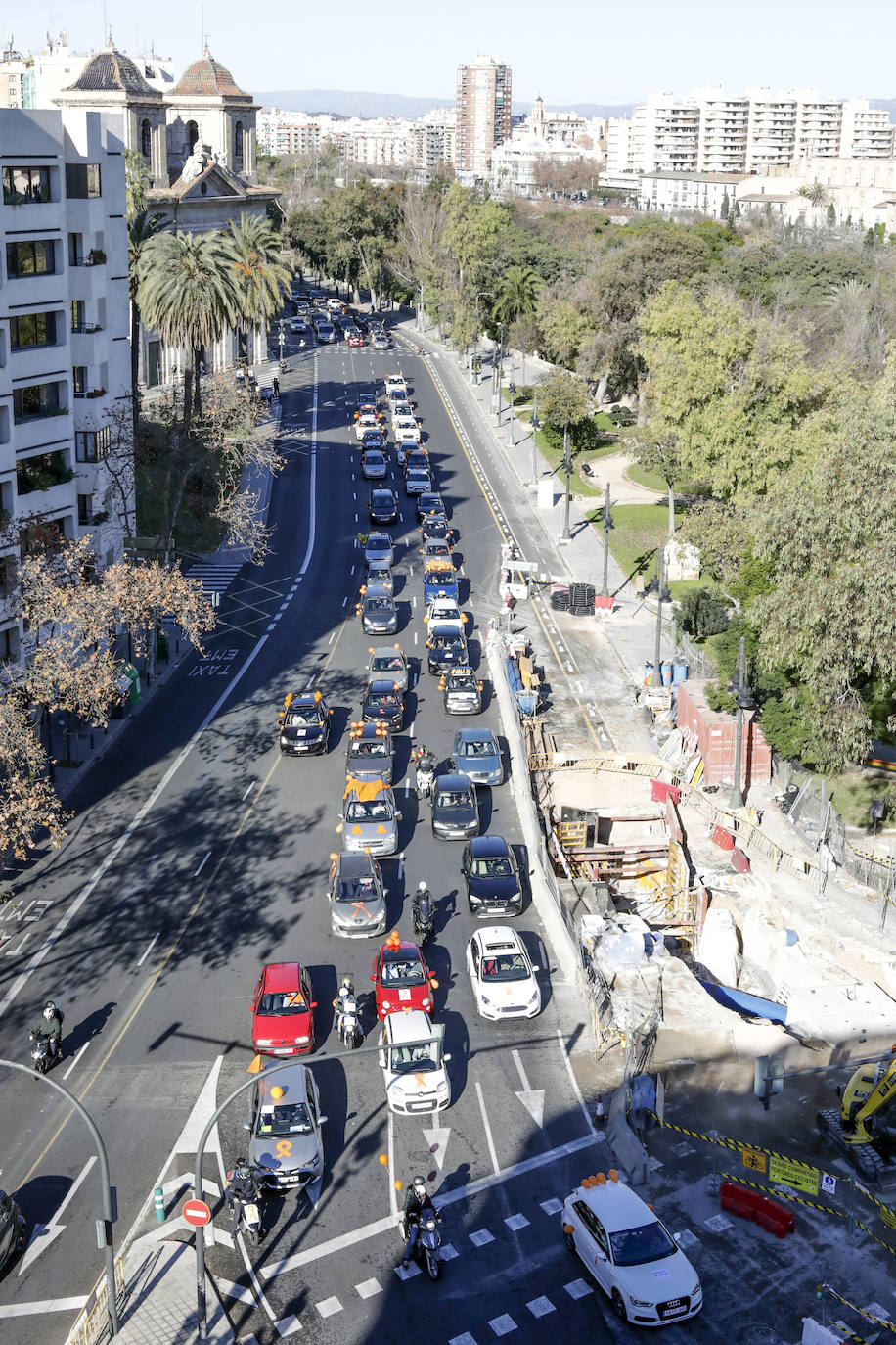 La manifestación en coche contra la Lomloe recorre algunas de las principales vías de Valencia. La protesta, impulsada a nivel nacional por la plataforma 'Concertados', reúne a los detractores de la Ley Celaá en un recorrido iniciado en el paseo de la Alameda y que atraviesa las Grandes Vías, el paseo de la Pechina, las calles Blanquerías, Conde de Trenor, Pintor López y Paseo Ciudadela y el puente de las Flores