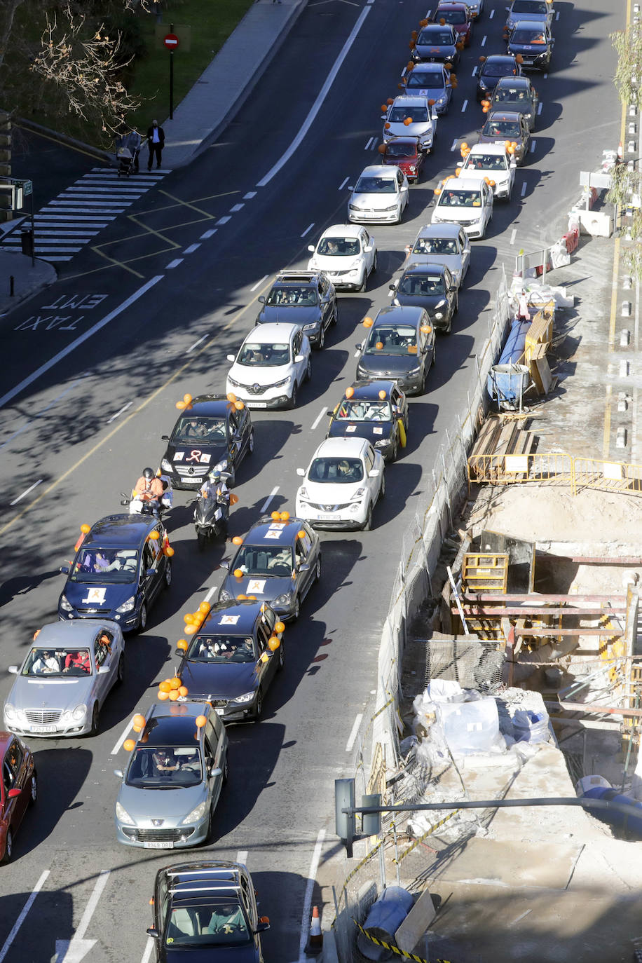 La manifestación en coche contra la Lomloe recorre algunas de las principales vías de Valencia. La protesta, impulsada a nivel nacional por la plataforma 'Concertados', reúne a los detractores de la Ley Celaá en un recorrido iniciado en el paseo de la Alameda y que atraviesa las Grandes Vías, el paseo de la Pechina, las calles Blanquerías, Conde de Trenor, Pintor López y Paseo Ciudadela y el puente de las Flores