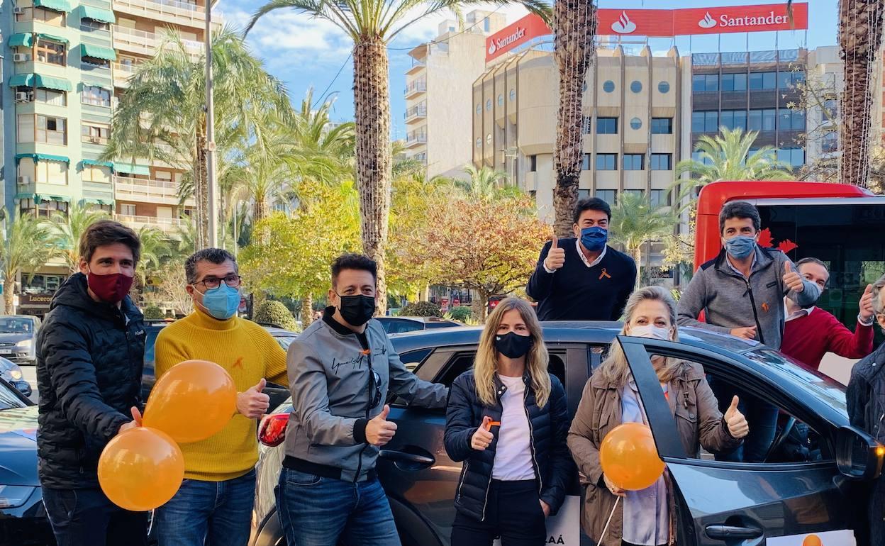 Barcala, Mazón y otros integrantes del Partido Popular de Alicante, en la protesta de este mediodía. 