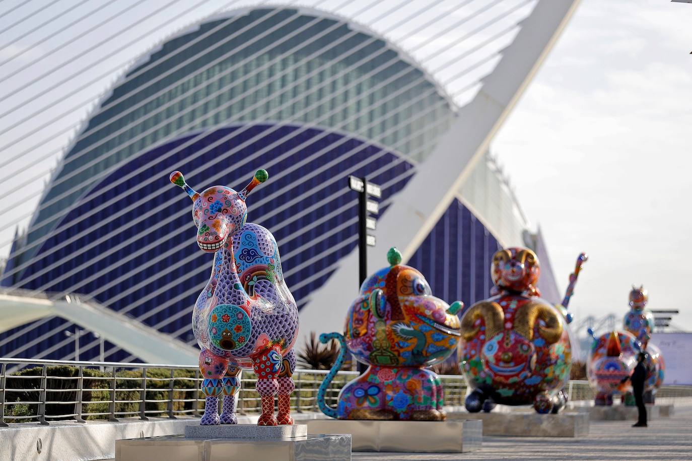 Catorce esculturas del artista taiwanés Hung Yi (1970) inundan de color La Ciutat de les Arts i les Ciències de Valencia en una exposición de libre acceso que se ha inaugurado este jueves en el Paseo del Arte del Umbracle y el lago norte del Hemisfèric bajo el título 'Galaxia Hung'. La galaxia que ha inventado Hung Yi está habitada por osos pandas, rinocerontes, cisnes y patos, todos ellos con una percepción colorista y con una visión muy oriental expresada en esos meticulosos dibujos que acompañan a las esculturas que estarán instaladas en los exteriores de la Ciutat de les Arts i les Ciències hasta el próximo 21 de febrero. 