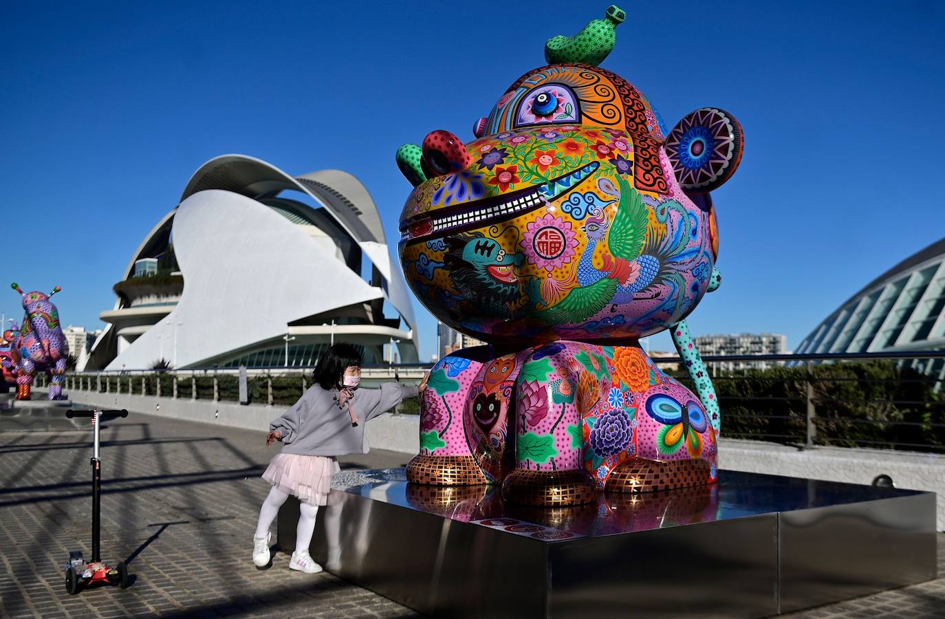 Catorce esculturas del artista taiwanés Hung Yi (1970) inundan de color La Ciutat de les Arts i les Ciències de Valencia en una exposición de libre acceso que se ha inaugurado este jueves en el Paseo del Arte del Umbracle y el lago norte del Hemisfèric bajo el título 'Galaxia Hung'. La galaxia que ha inventado Hung Yi está habitada por osos pandas, rinocerontes, cisnes y patos, todos ellos con una percepción colorista y con una visión muy oriental expresada en esos meticulosos dibujos que acompañan a las esculturas que estarán instaladas en los exteriores de la Ciutat de les Arts i les Ciències hasta el próximo 21 de febrero. 