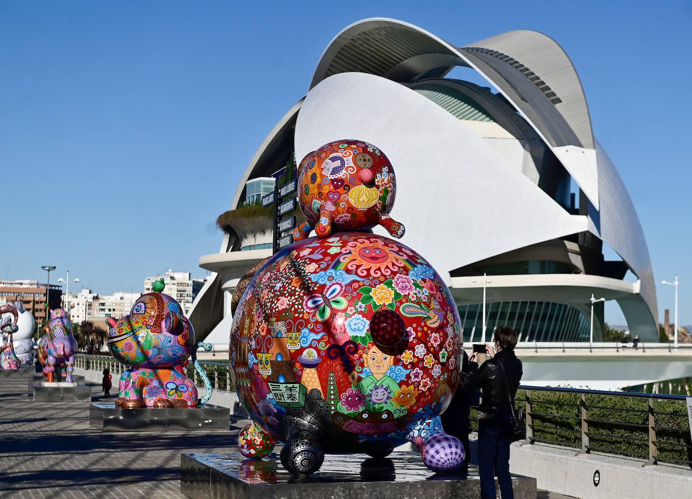 Catorce esculturas del artista taiwanés Hung Yi (1970) inundan de color La Ciutat de les Arts i les Ciències de Valencia en una exposición de libre acceso que se ha inaugurado este jueves en el Paseo del Arte del Umbracle y el lago norte del Hemisfèric bajo el título 'Galaxia Hung'. La galaxia que ha inventado Hung Yi está habitada por osos pandas, rinocerontes, cisnes y patos, todos ellos con una percepción colorista y con una visión muy oriental expresada en esos meticulosos dibujos que acompañan a las esculturas que estarán instaladas en los exteriores de la Ciutat de les Arts i les Ciències hasta el próximo 21 de febrero. 