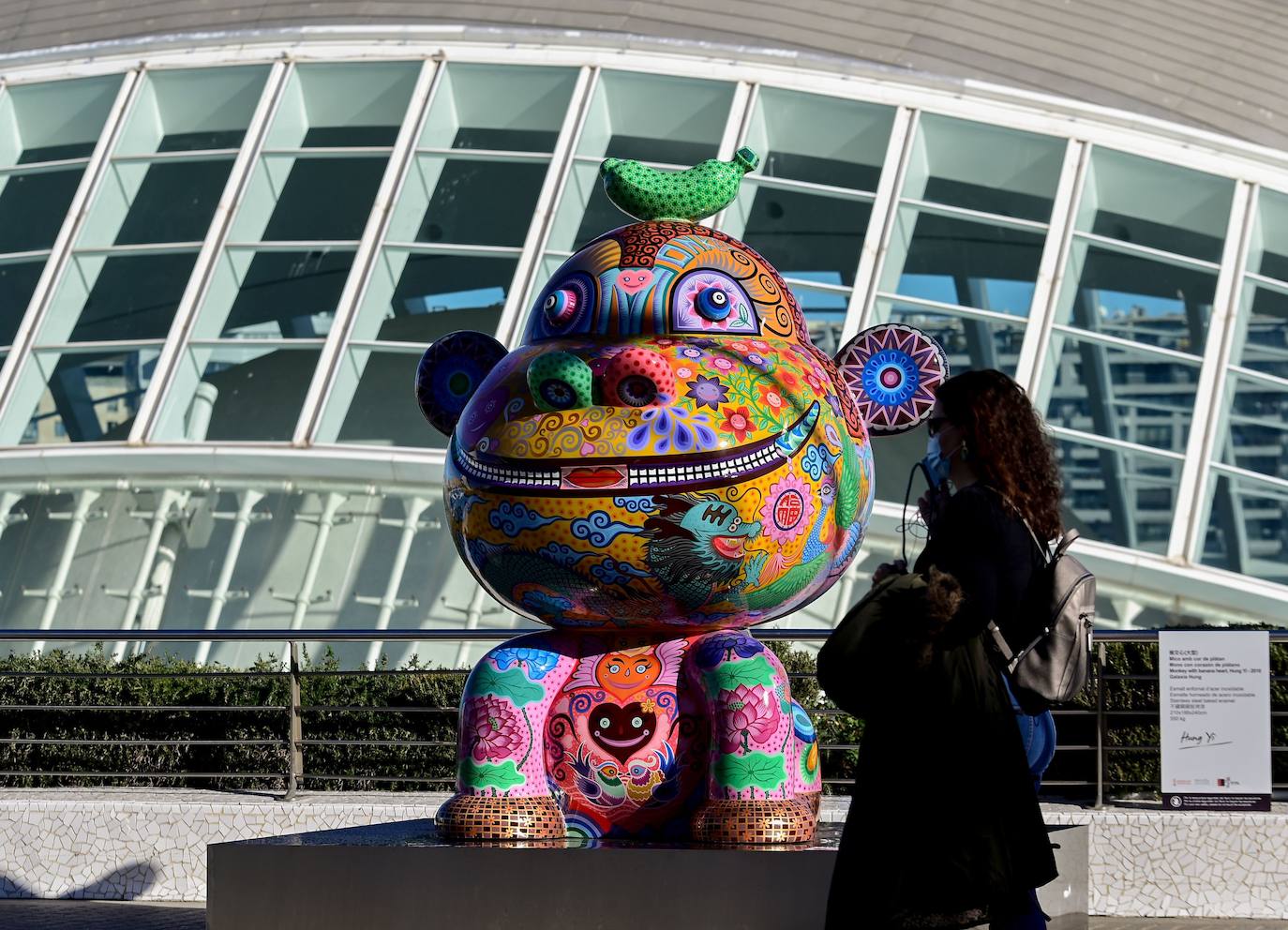 Catorce esculturas del artista taiwanés Hung Yi (1970) inundan de color La Ciutat de les Arts i les Ciències de Valencia en una exposición de libre acceso que se ha inaugurado este jueves en el Paseo del Arte del Umbracle y el lago norte del Hemisfèric bajo el título 'Galaxia Hung'. La galaxia que ha inventado Hung Yi está habitada por osos pandas, rinocerontes, cisnes y patos, todos ellos con una percepción colorista y con una visión muy oriental expresada en esos meticulosos dibujos que acompañan a las esculturas que estarán instaladas en los exteriores de la Ciutat de les Arts i les Ciències hasta el próximo 21 de febrero. 