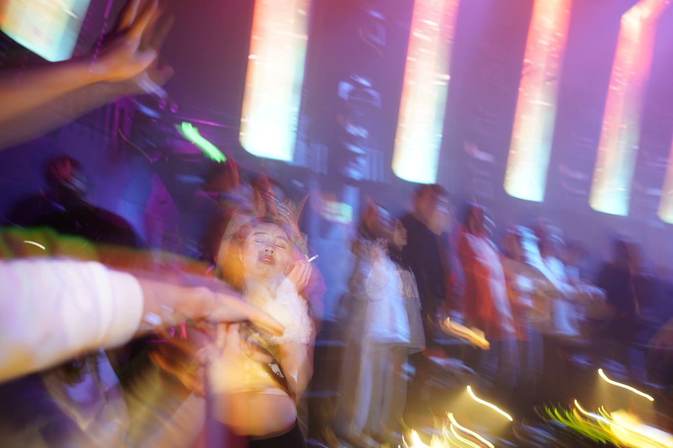 En Wuhan -China-, el epicentro original del brote de coronavirus, los residentes de la ciudad están regresando a la vida normal. Los funcionarios de salud de la zona publicaron el primer aviso público del virus, entonces desconocido, el 31 de diciembre de 2019. Hoy en día, los restaurantes, las calles comerciales, los bares y las discotecas están abarrotados. 