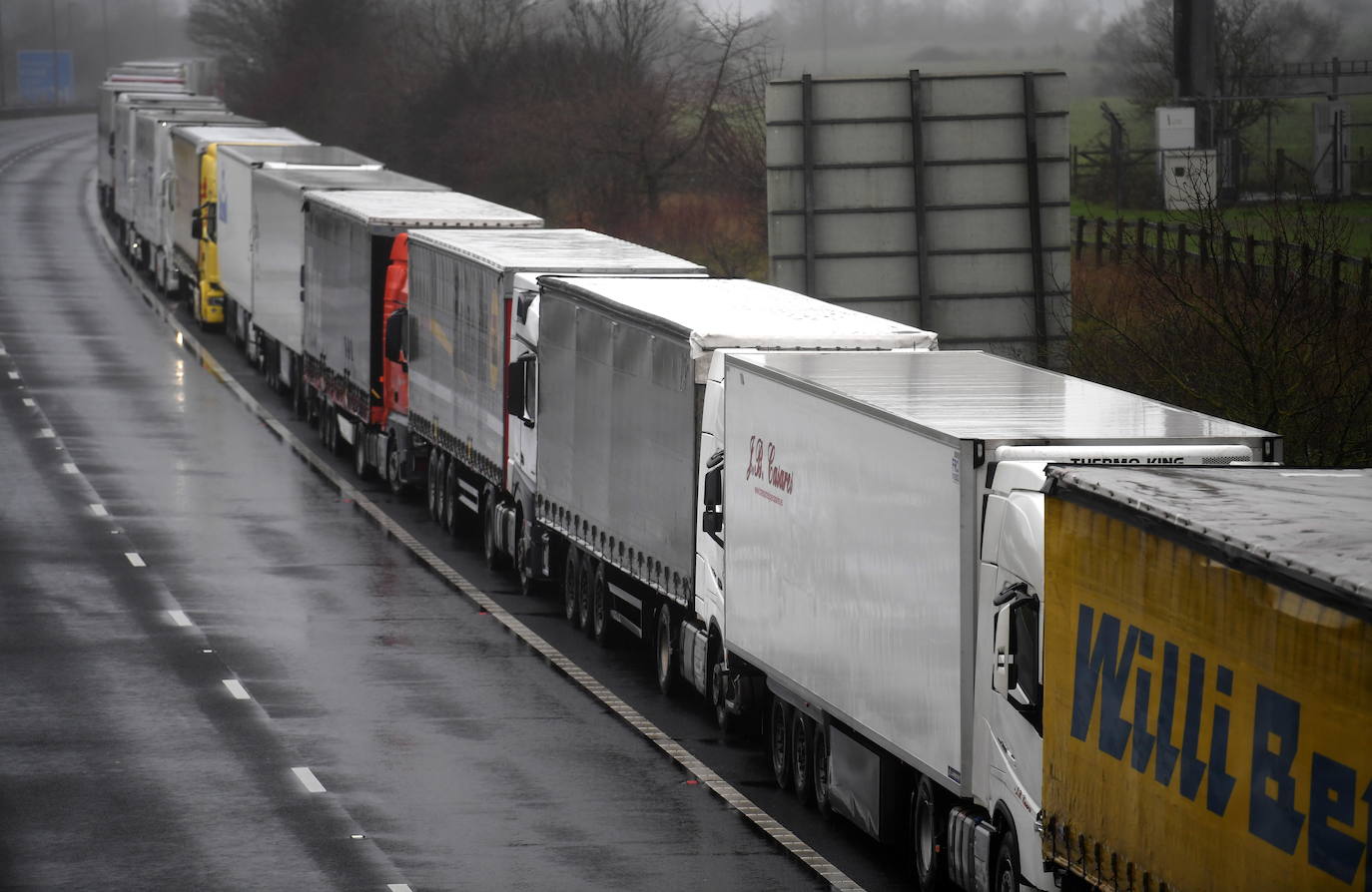 La complicación por la pandemia con la nueva cepa detectada en Reino Unido y el temor al Brexit derivan en un aluvión de transportes colapsados en los accesos