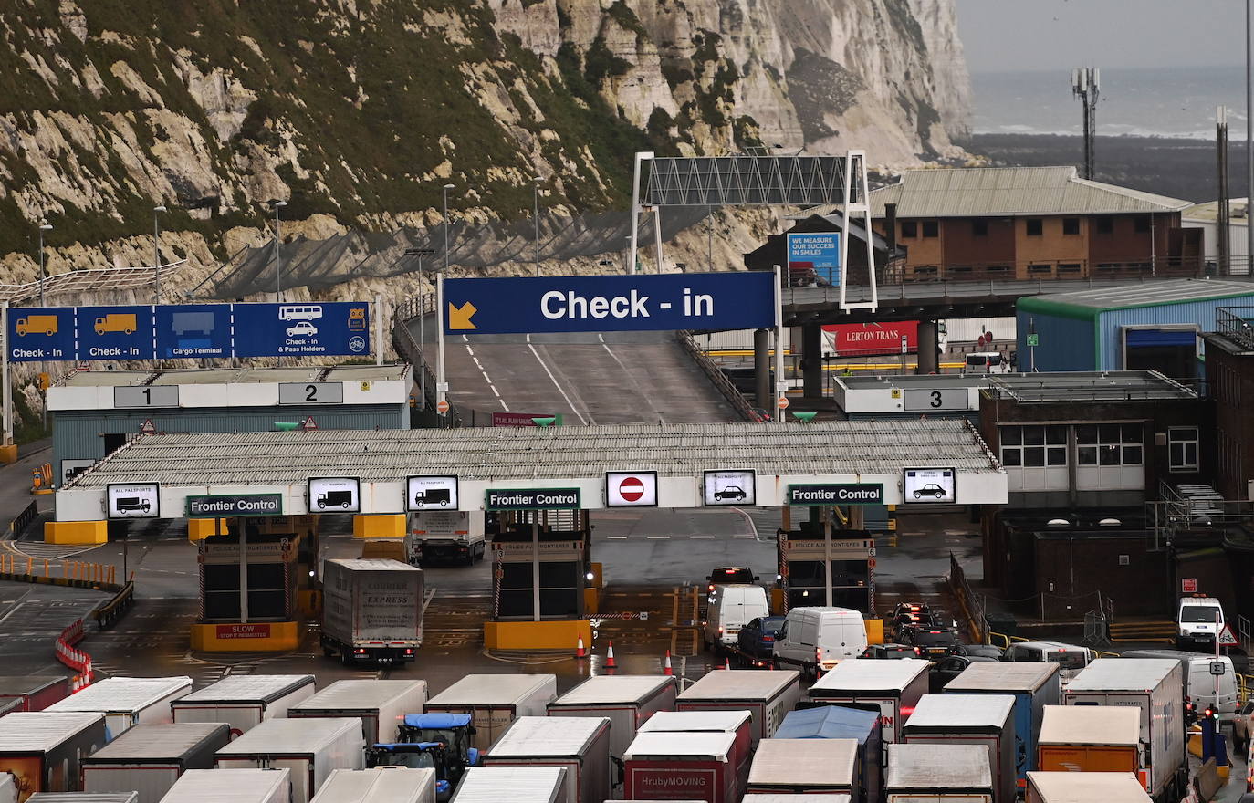 La complicación por la pandemia con la nueva cepa detectada en Reino Unido y el temor al Brexit derivan en un aluvión de transportes colapsados en los accesos