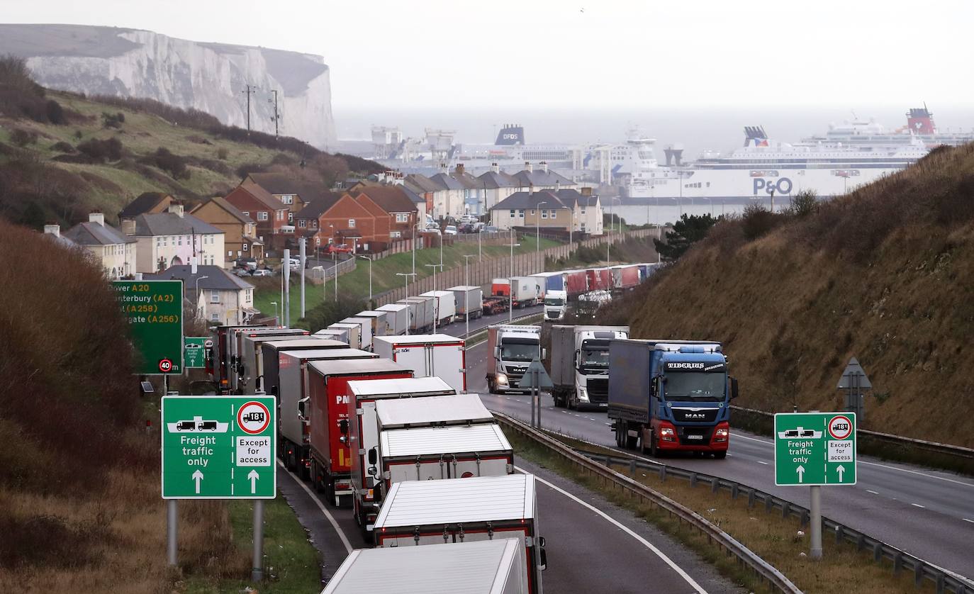 La complicación por la pandemia con la nueva cepa detectada en Reino Unido y el temor al Brexit derivan en un aluvión de transportes colapsados en los accesos