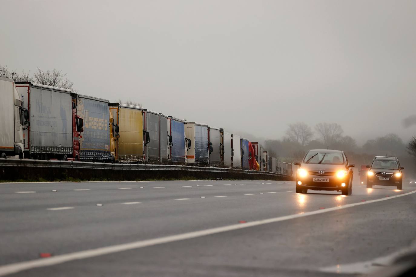 La complicación por la pandemia con la nueva cepa detectada en Reino Unido y el temor al Brexit derivan en un aluvión de transportes colapsados en los accesos