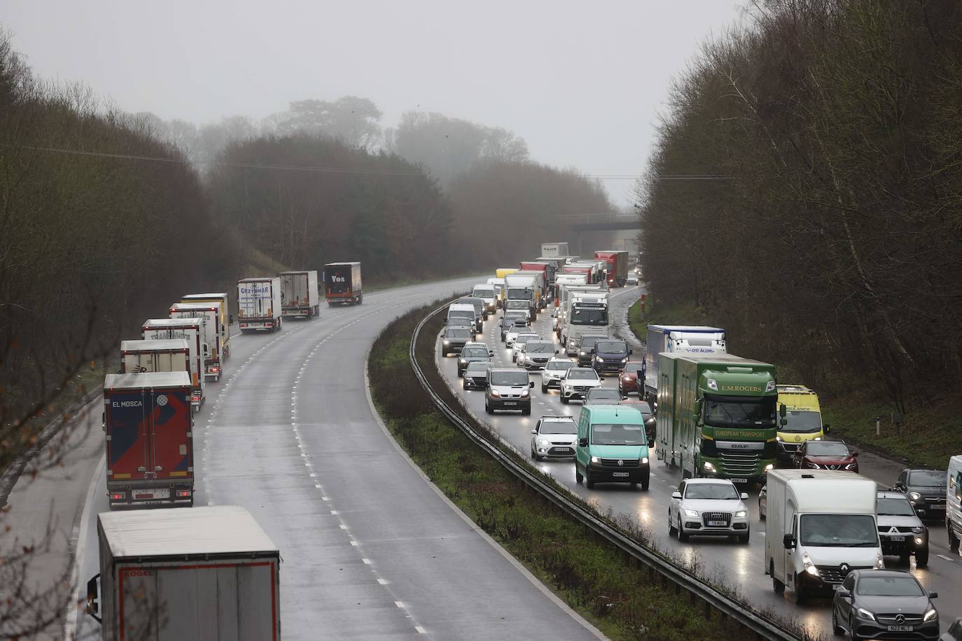 La complicación por la pandemia con la nueva cepa detectada en Reino Unido y el temor al Brexit derivan en un aluvión de transportes colapsados en los accesos