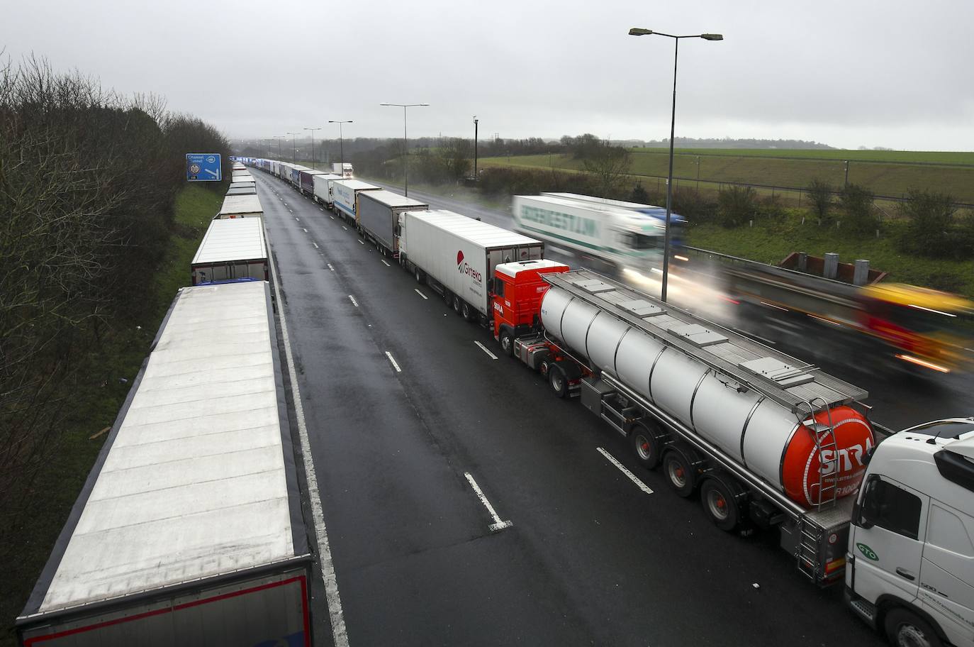 La complicación por la pandemia con la nueva cepa detectada en Reino Unido y el temor al Brexit derivan en un aluvión de transportes colapsados en los accesos