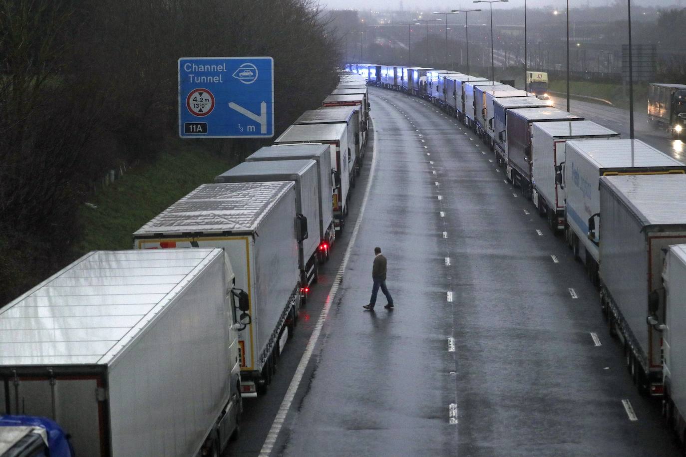 La complicación por la pandemia con la nueva cepa detectada en Reino Unido y el temor al Brexit derivan en un aluvión de transportes colapsados en los accesos