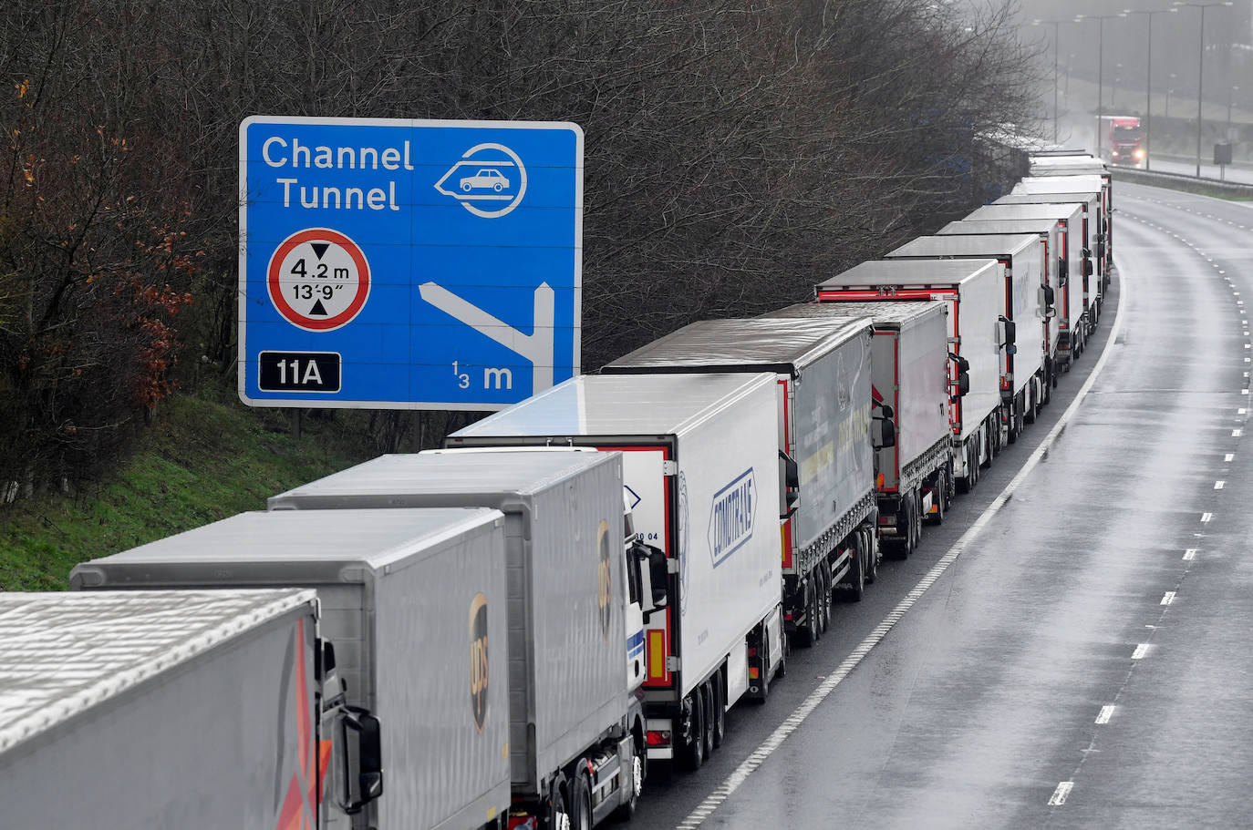 La complicación por la pandemia con la nueva cepa detectada en Reino Unido y el temor al Brexit derivan en un aluvión de transportes colapsados en los accesos