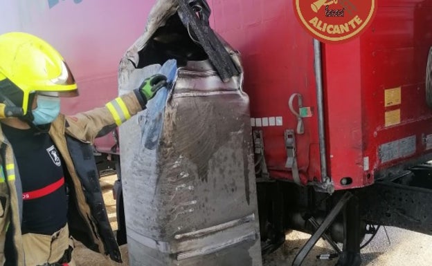 Restos del camión que ha chocado contra el coche en la carretera de ocaña. 