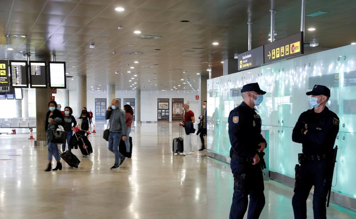 Dos agentes en el aeropuerto de Manises. 