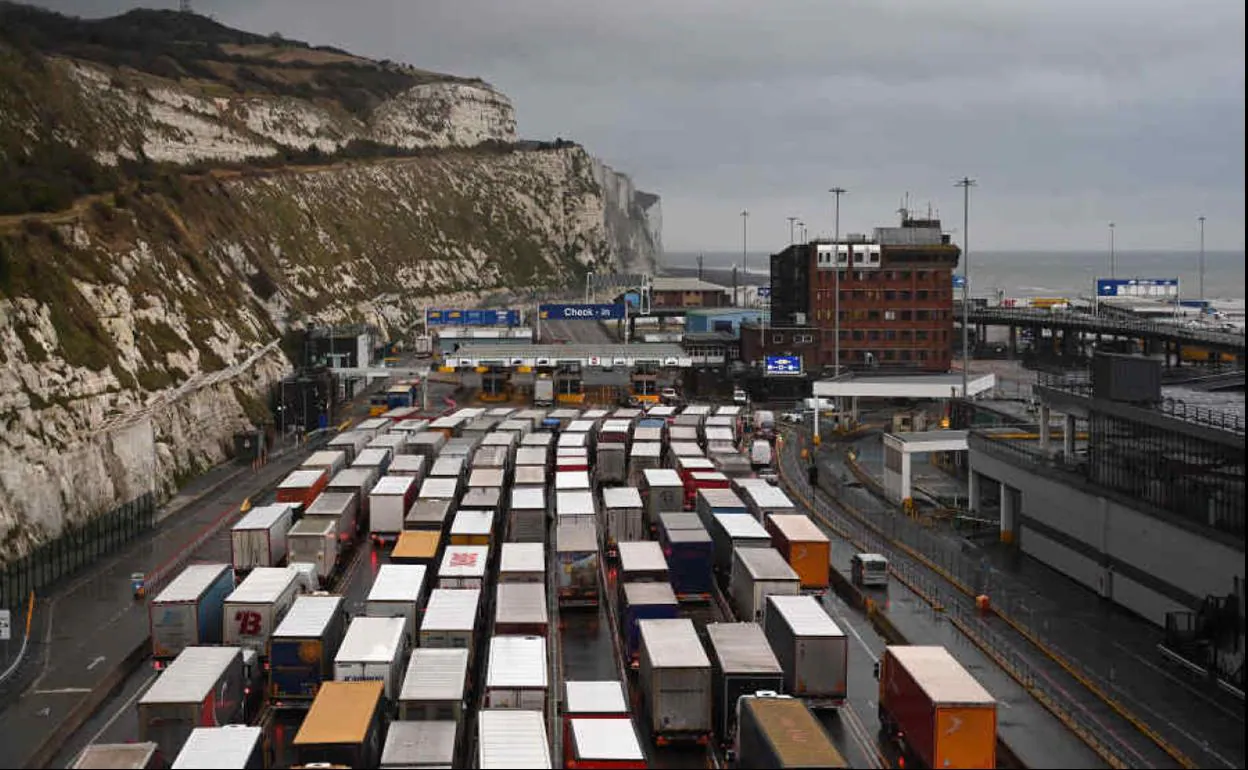 Un millar de camioneros valencianos atrapados por el cierre a Reino Unido