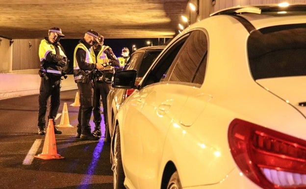 Los agentes, durante un control de tráfico en uno de los túneles de la avenida de Dénia. 