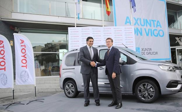 El Toyota Proace se fabrica desde 2019 en la planta de PSA en Vigo. En la imagen, el presidente de Toyota España, Miguel Carsi, con el presidente de la Xunta, Alberto Núñez Feijoo 