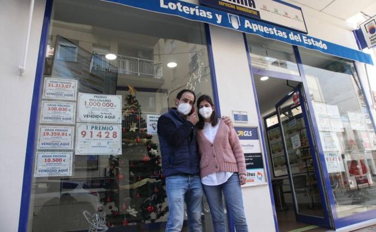 Víctor y Laura, propietario de la Administración de Xàbia , que ha vendido un décimo del Gordo.