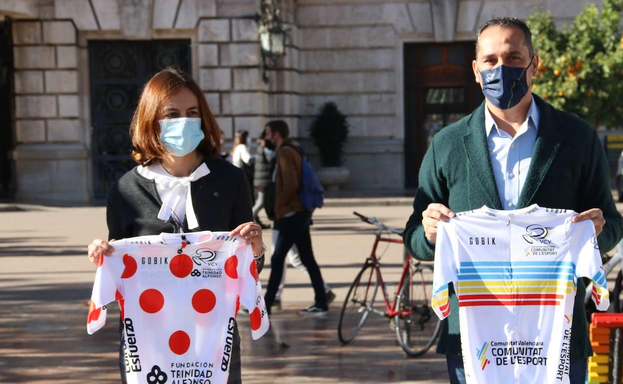 Elena Tejedor, directora de la Fundación Trinidad Alfonso, posa con el maillot de la montaña y Ángel Casero, director de la Volta, con el del mejor valenciano.