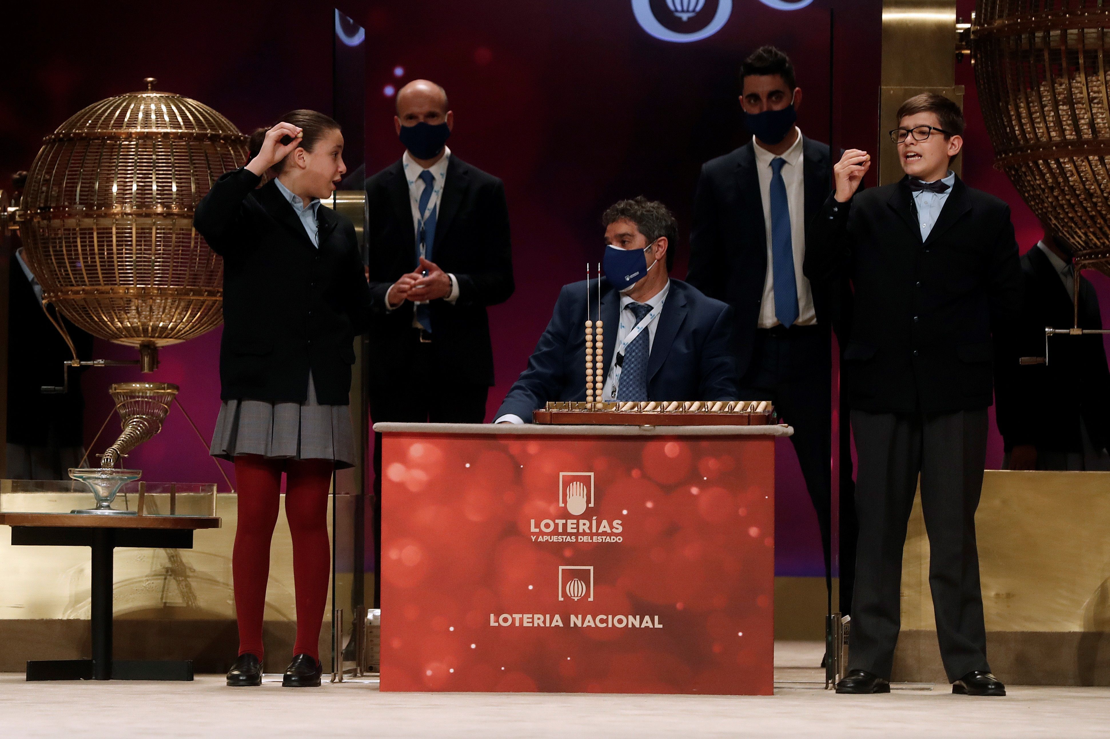 Aya Ben Hamdouch Chaaraqui, que sacaba los premios, y Roberto Constantinescu, que sacó el 06095, han cantado el Segundo Premio del Sorteo Extraordinario de la Lotería de Navidad.