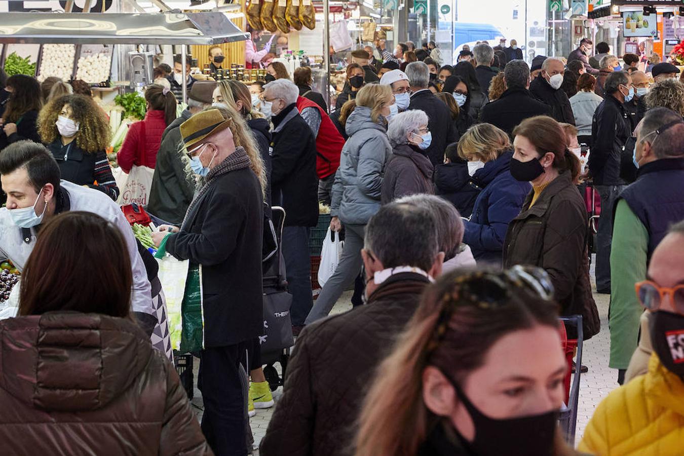 Los mercados y comercios del centro de Valencia se llenan de valencianos que se lanzan a las compras de última hora, en busca de esos productos que faltan en su lista de Navidad. Llegan las fechas más señaladas de estas fiestas y con ellas un repunte del consumo, más necesario que nunca tras los estragos de la pandemia. 