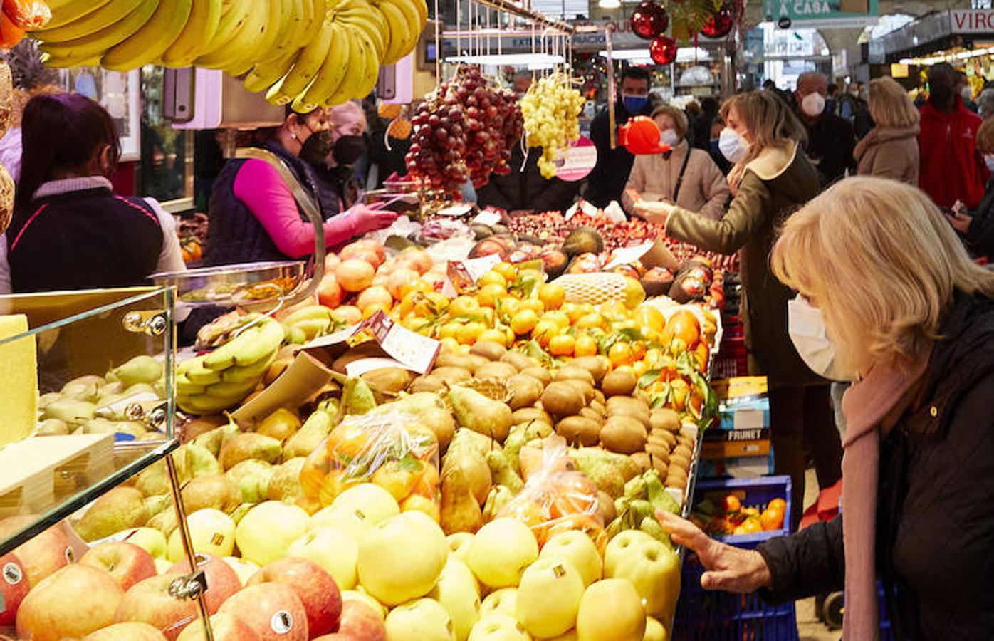 Los mercados y comercios del centro de Valencia se llenan de valencianos que se lanzan a las compras de última hora, en busca de esos productos que faltan en su lista de Navidad. Llegan las fechas más señaladas de estas fiestas y con ellas un repunte del consumo, más necesario que nunca tras los estragos de la pandemia. 