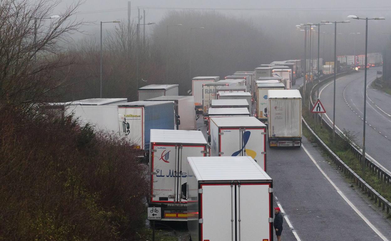 Camioneros atrapados esta mañana en largas colas en una carretera de Dover, hoy por la mañana. 