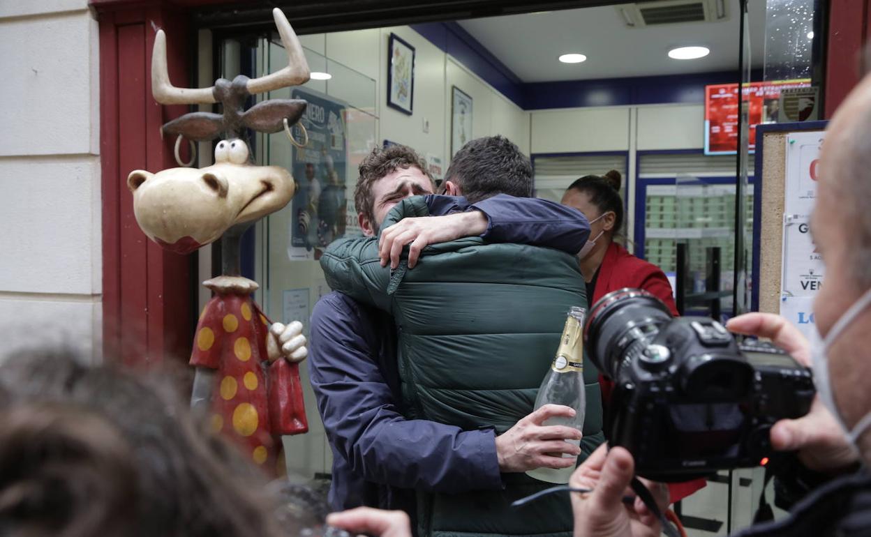 Premio lotería | Hacienda avisa de la dura sanción por revender un décimo premiado