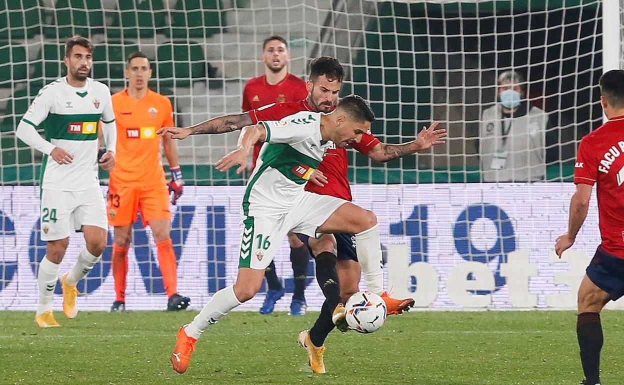 Fidel Chaves, autor de uno de los goles ante Osasuna, disputa un balón con un rival. 