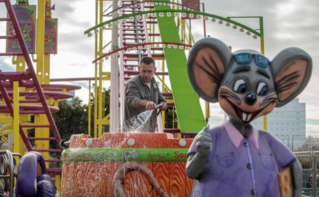 La feria de atracciones de Navidad ya se encuentra operativa en Valencia. 