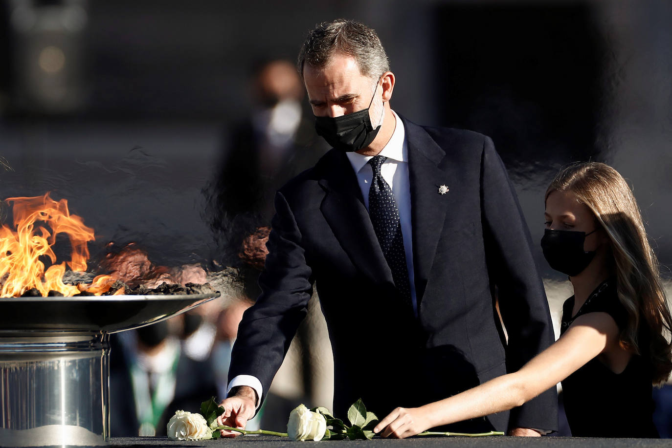 En el salón de recepciones destacó una fotografía enmarcada que inmortalizaba la ofrenda que don Felipe y la princesa de Asturias realizaron en el mes de julio en el homenaje a las víctimas de la covid-19 en el Palacio Real.