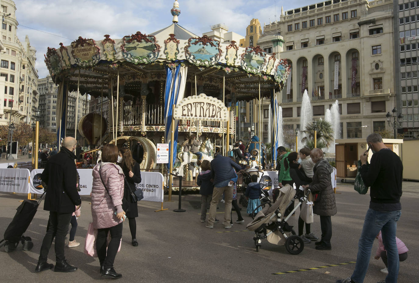 Los mercados y comercios del centro de Valencia se llenan de valencianos que se lanzan a las compras de última hora, en busca de esos productos que faltan en su lista de Navidad. Llegan las fechas más señaladas de estas fiestas y con ellas un repunte del consumo, más necesario que nunca tras los estragos de la pandemia. 