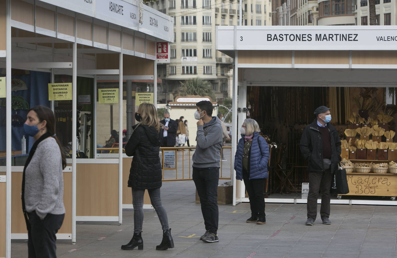 Los mercados y comercios del centro de Valencia se llenan de valencianos que se lanzan a las compras de última hora, en busca de esos productos que faltan en su lista de Navidad. Llegan las fechas más señaladas de estas fiestas y con ellas un repunte del consumo, más necesario que nunca tras los estragos de la pandemia. 